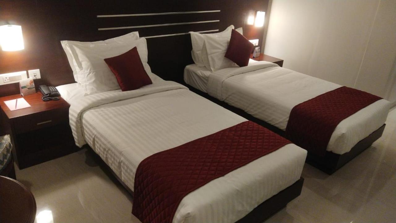 Kottiyam Hotel Emerald Palace מראה חיצוני תמונה